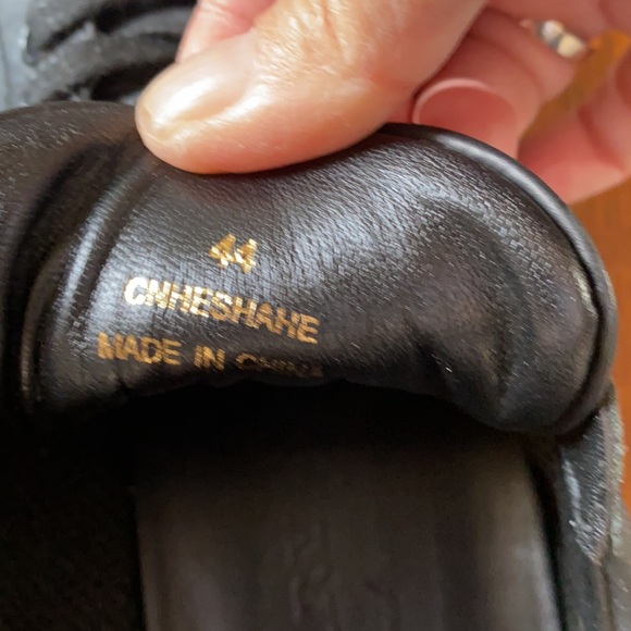 Mens black leather sneakers barely worn if at all - Picture 2 of 3